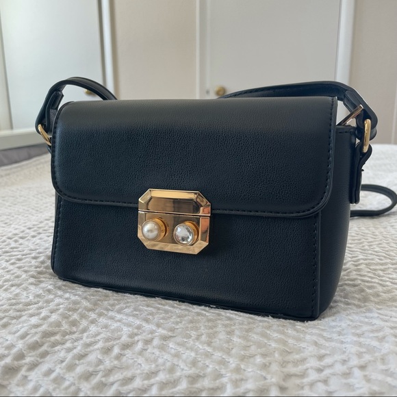 Chic Leather Purse - Picture 2 of 10